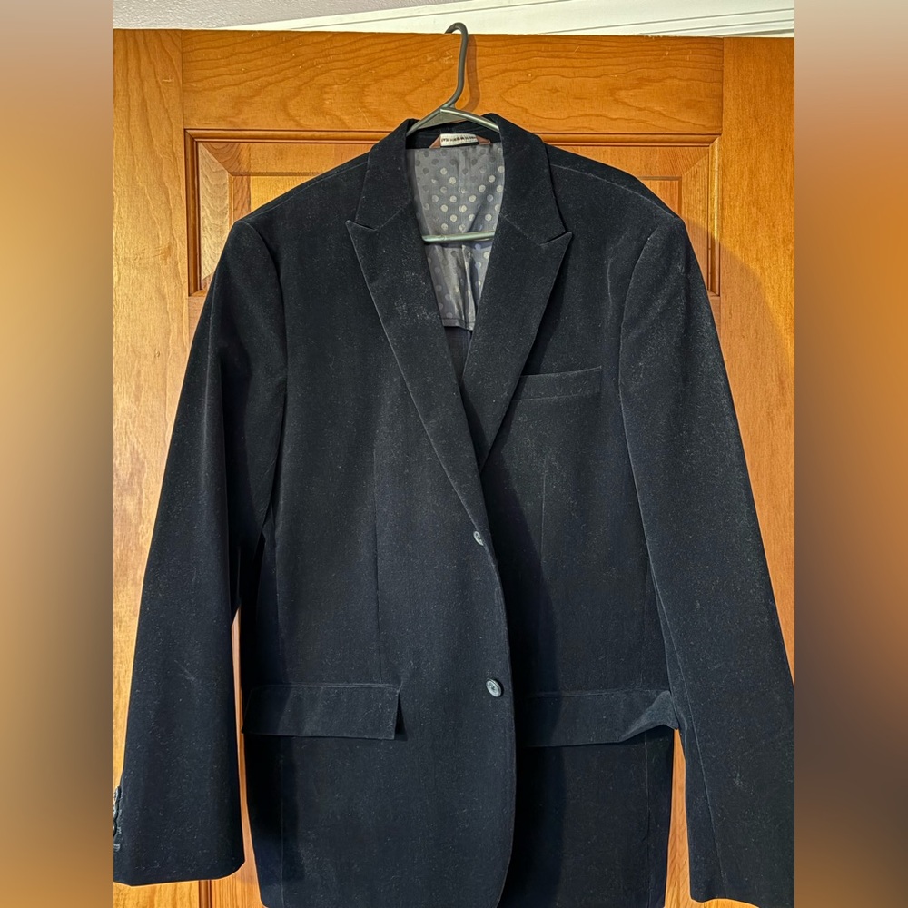 Men's sport coat.  44 Reg.  Very clean.  Pics don't do it justice.  Non smoker